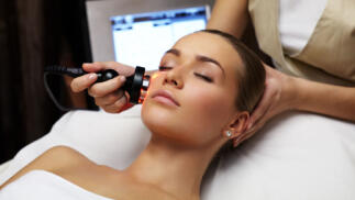 Rejuvenece tu rostro con peeling químico facial y luz LED