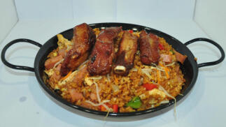 Arroz tailandés con pollo asado, costillas o pollo broaster para dos